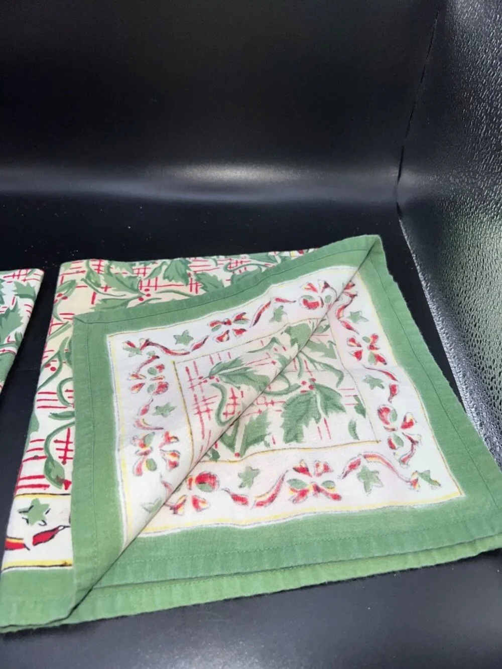 Pomegranate Inc. Cotton Holiday Napkins Green & Red Holly Print - Set of 2 Festi